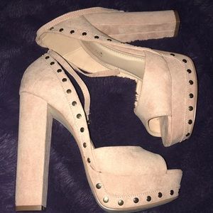Block heel pumps